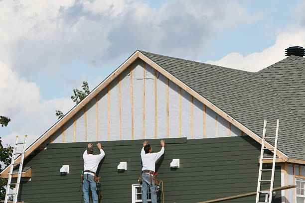 Professional Vinyl Siding technician working in Girard, OH